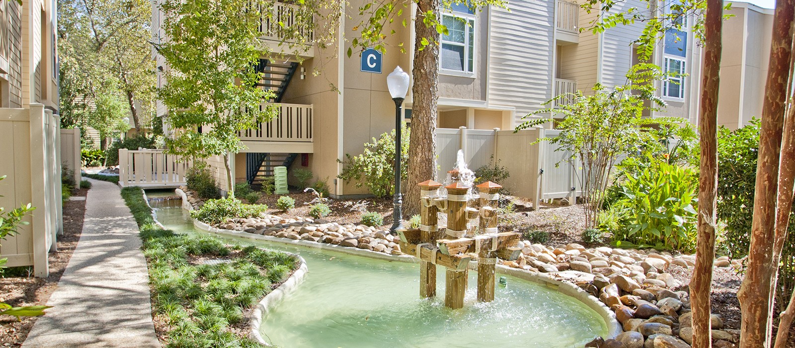 Walnut Creek Apartments in River Ridge LA Studio, 1 & 2 Bedroom
